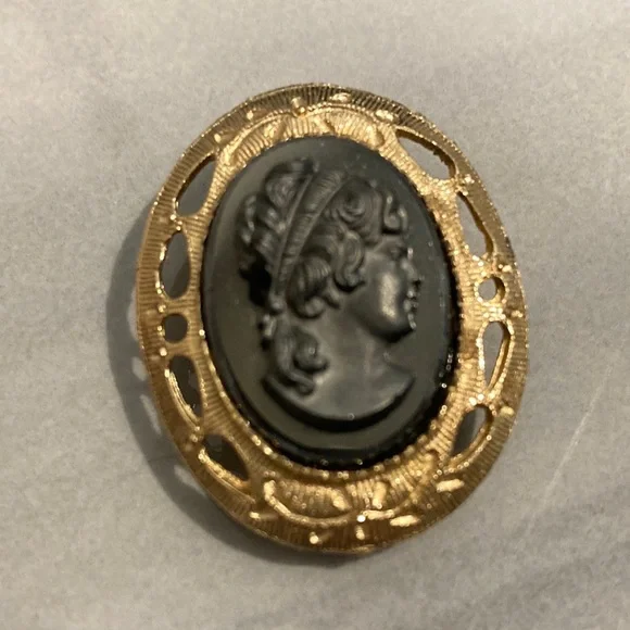 Vintage Black Cameo in Gold Pin Frame - Picture 6 of 6